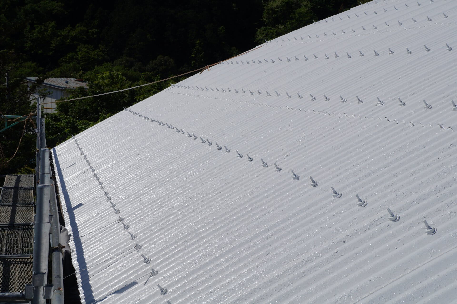 工場の屋根を快適に！進化した遮熱塗料をご紹介します！ | 