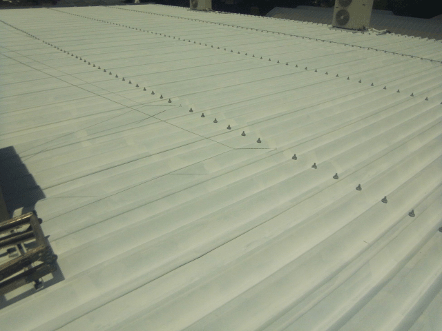 折板屋根のボルトキャップの効果と重要性 | 