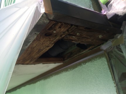 軒裏天井のはがれやシミ跡の原因とメンテナンス方法 | 