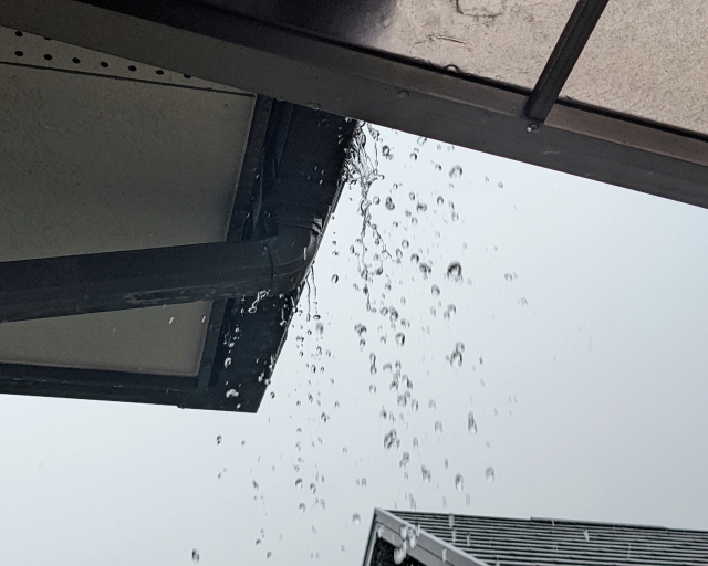 雨樋 オーバーフロー 屋根 雨樋交換 ミヤケン