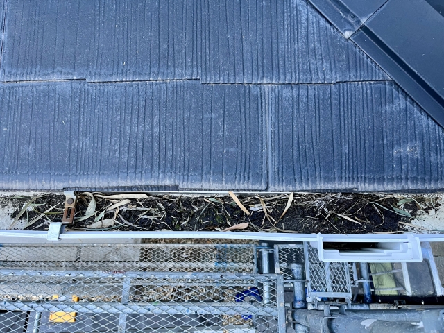 雨樋 土 堆積 ミヤケン 屋根 雨樋交換 群馬県