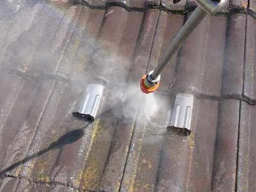 屋根塗装前に洗浄が必要な理由とは？ | 塗装関連