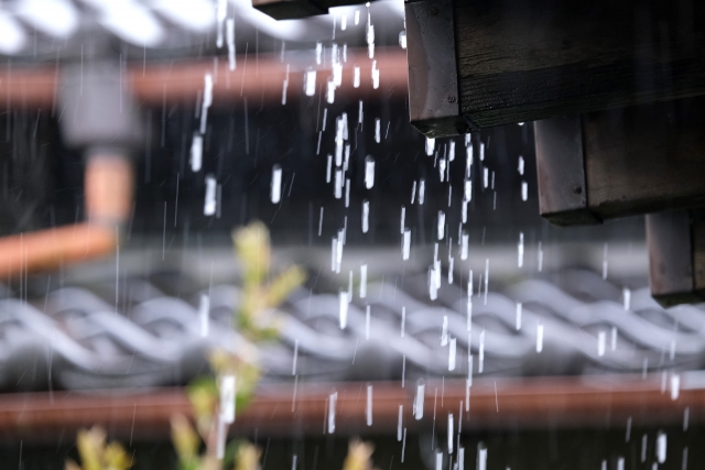 屋根の劣化による雨漏りの修理にかかる費用は？相場を紹介 | 