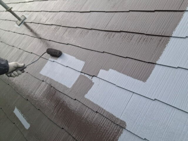 前橋市総社町総社の屋根の上塗り1回目の写真　ミヤケン