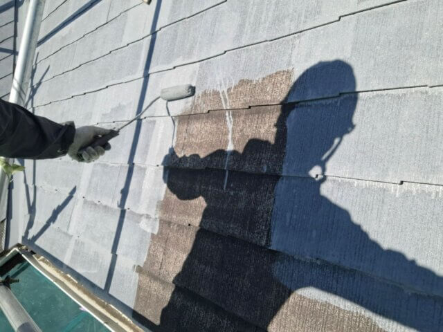 前橋市総社町総社の屋根の下塗り1回目の写真　ミヤケン